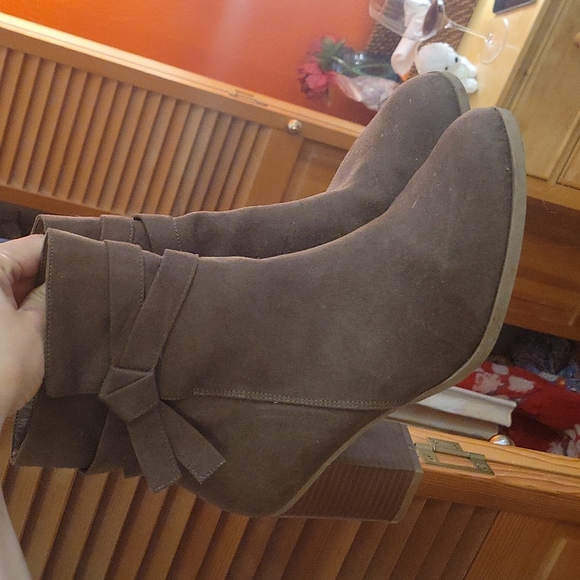 Boots - Picture 3 of 3